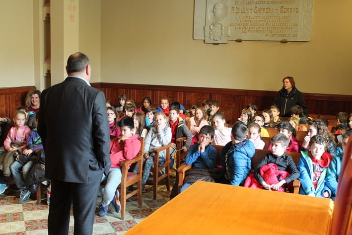 L'alcalde amb els alumnes de 3r de l'Escola Joan Sanpera (visita 2016)