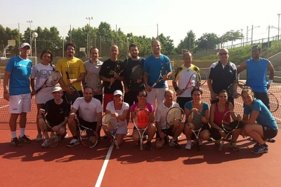 Grup d'adults que va jugar el torneig de tennis