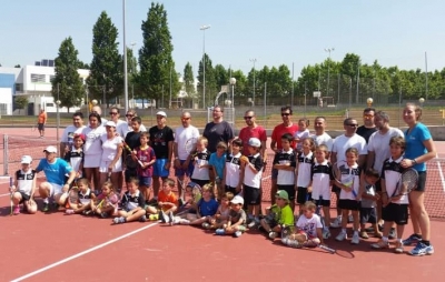 Els nens i nenes de 5 a 8 anys que van participar al torneig de tennis amb els seus pares
