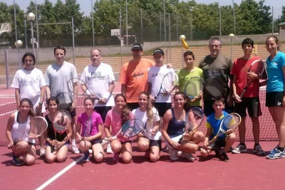 El grup de tennistes de 12 a 17 anys, amb els seus pares