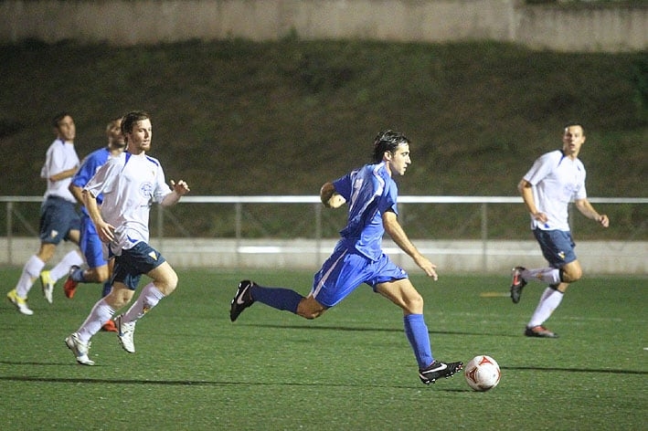 Imatge d'una de les jugades de la final de l'any passat entre el CE Llerona i el CF Les Franqueses