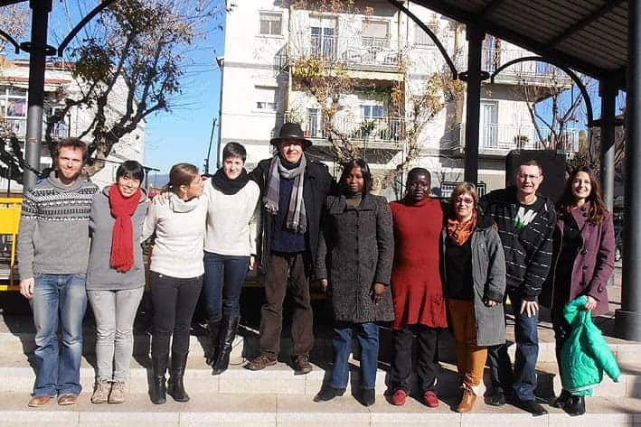 El rondallaire Paco Asensio, al mig amb bufanda, amb els alumnes del primer taller, que es va fer al 2012