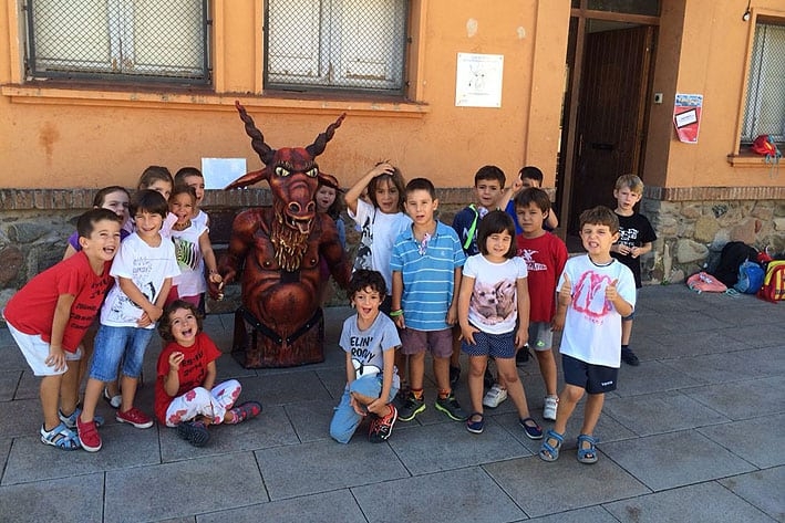 Els nens i nenes del Casal van visitar el local dels diables Els Encendraires