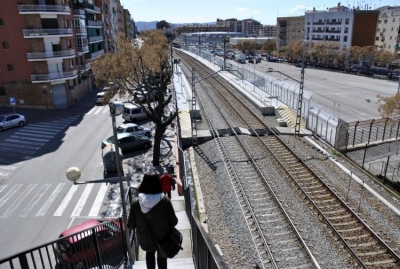 Vista de l'aparcament de l'estació de tren des de dalt de l'actual passarel·la