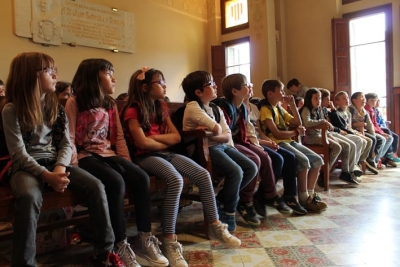 Els nens i nenes de l'Escola Guerau de Liost a la Sala de plens