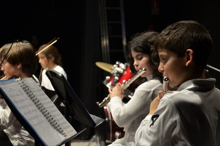 L'escola ofereix educació musical des dels 3 anys