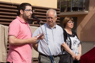 Els homenatjats Josep Cassà i Maria Vila amb el president de la Cívica, Albert Costa