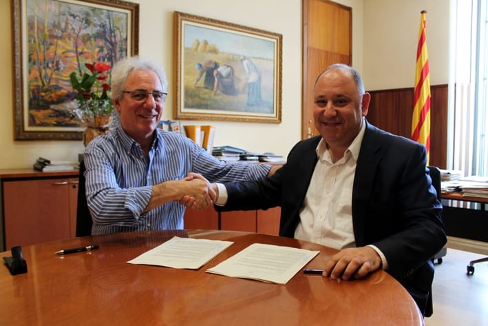 L'alcalde, Francesc Colomé, i el dircetor del Centre Tècnic Vallès, Joan Moncanut, a la finalització de la signatura del conveni