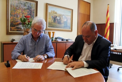 L'alcalde, Francesc Colomé, i el director, Joan Moncanut, formalitzen el conveni de cessió d'ús de les naus 2, 3 i 4 de les antigues casernes militars 