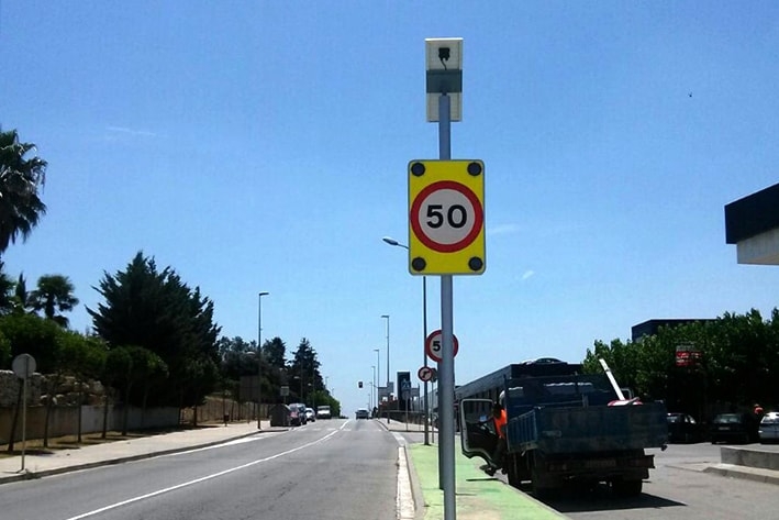Al carrer de Catalunya, a Llerona, a petició dels veïns i veïnes hi ha punts semafòrics amb el sistema del foto vermell