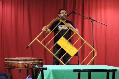 Lozano fent música amb materials reciclats