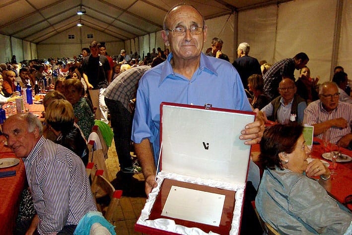 Jaume Lloreda, el 2013, amb la placa al civisme que li va atorgar el Consell del Poble de Llerona