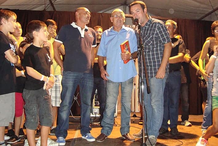 Enric Garriga, donant un regal a Jaume Lloreda durant la Festa Major de Llerona de 2013