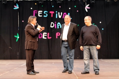 El president de l'Associació de Veïns de Bellavista amb l'alcalde i el regidor Moisés Torres