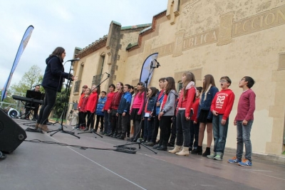 El cor de petits i joves talents de l'Escola Municipal de Música Claudi Arimany va cantar sis peces