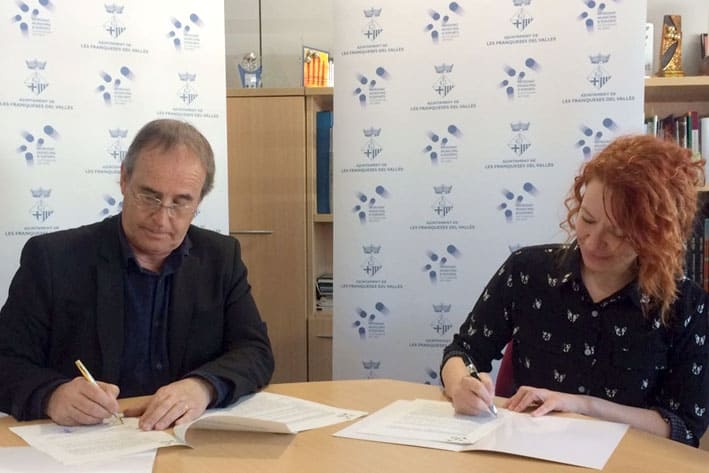 Jordi Ganduxé i Imma Navarro, signant el conveni