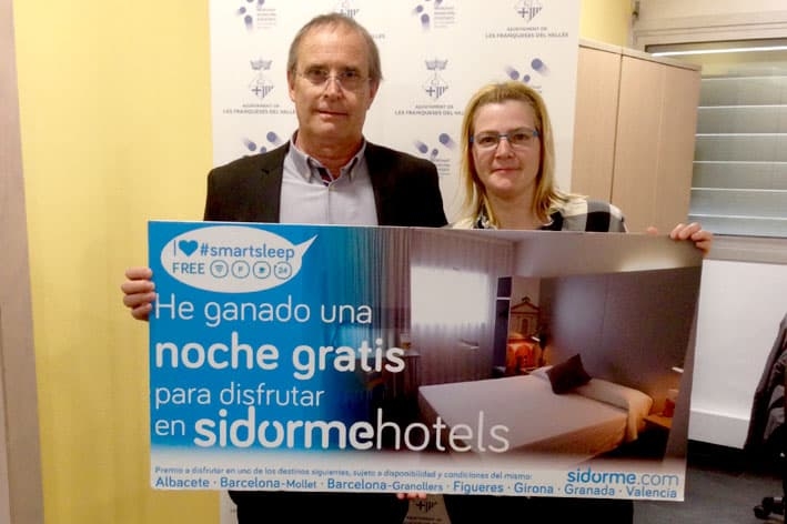 Mònica Carbonell, recollint el premi d'una nit per a dues persones a l'Hotel Sidorme