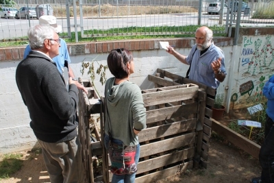 En la visita a l'Escola Joan Sanpera es va parlar força de l'ús i aprofitament de la compostadora.