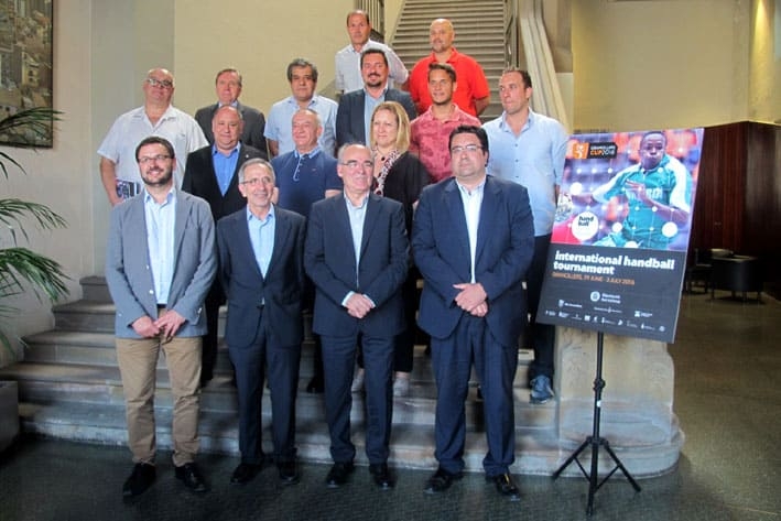 Foto de grup de les autoritats presents a la presentació de la 18a Granollers Cup, ahir a l'ajuntament de Granollers