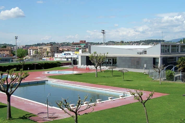 El CEM Les Franqueses està situat a la Zona Esportiva Municipal de Corró d'Avall