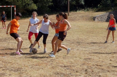 Futbol entre maratencs i maratenques al camp de la Rectoria. Foto: Núria Artola