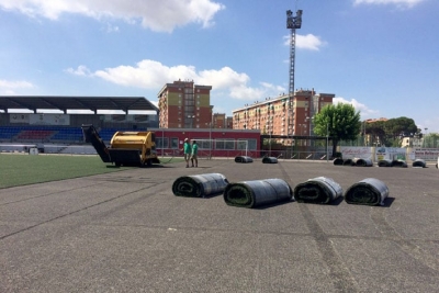 La gespa artificial del camp de futbol de Corró d'Avall no es canviava des del 2003, que s'hi va posar per primer cop