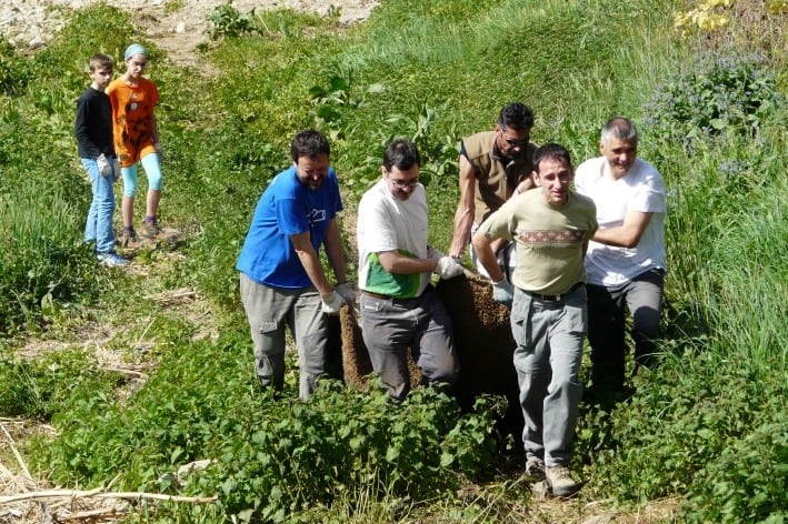 El grup de voluntaris seguint les indicacions de l'Associació Hàbitats