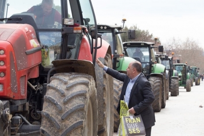 Els tractors arribant a l'Ajuntament rebuts per l'alcalde
