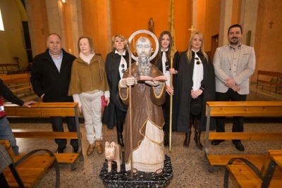 Algunes autoritats amb el sant dins l'església de Santa Eulàlia.