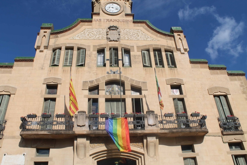 La bandera irisada oneja al balcó de l'Ajuntament de les Franqueses
