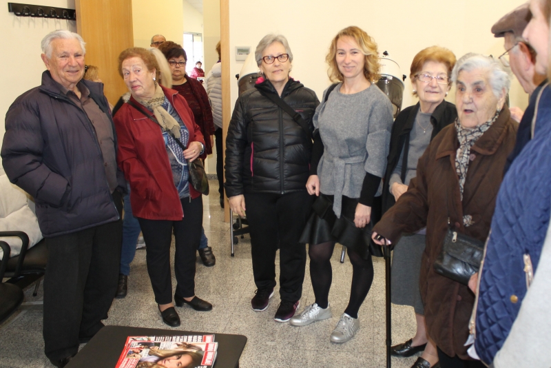 Cristina Pardo saludant els usuaris del Casal d'Avis i Centre Social de Bellavista