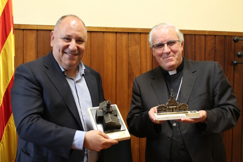 Intercanvi d'obsequies entre el Bisbe de Terrassa i l'Alcalde de les Franqueses del Vallès