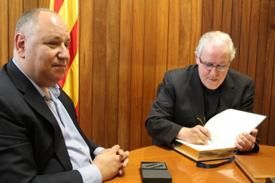 El Bisbe de Terrassa, Sáiz Meneses, signant el llibre d'honor de l'Ajuntament