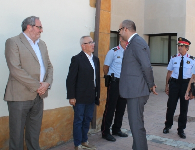 Salutació entre el conseller d'Interior, Miquel Buch i el regidor de Seguretat Ciutadana, Joan Antoni Marín
