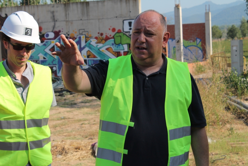 L'alcalde, Francesc Colomé, explicant com quedarà la zona d'aparcament i la futura Escola de Natura