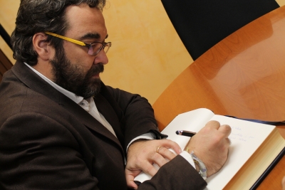 Julià Fernàndez signant el Llibre d'Honor