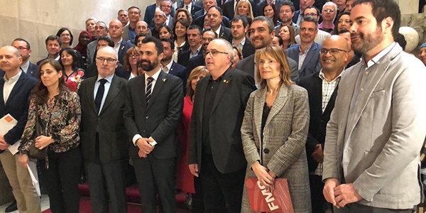Foto de grup dels signants al Parlament de Catalunya