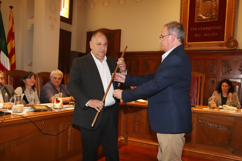 Jordi Ganduxé entrega la vara al nou alcalde, Francesc Colomé