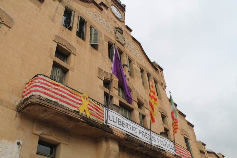 Bandera lila al balcó de l'Ajuntament