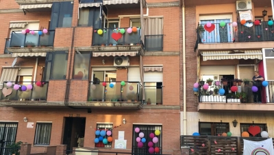 Festa final amb globus al carrer Cantàbria