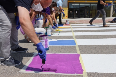 Les Franqueses pinta el pas de vianants de davant la Biblioteca Municipal de l'Espai Can Prat dels colors LGTBI
