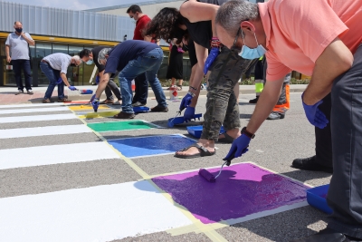Les Franqueses pinta el pas de vianants de davant la Biblioteca Municipal de l'Espai Can Prat dels colors LGTBI