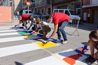 Les Franqueses pinta el pas de vianants de davant la Biblioteca Municipal del Centre Cultural de Bellavista dels colors LGTBI