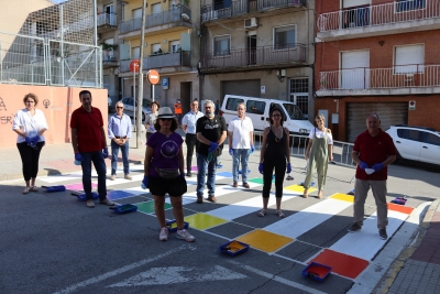 Les Franqueses pinta el pas de vianants de davant la Biblioteca Municipal del Centre Cultural de Bellavista dels colors LGTBI