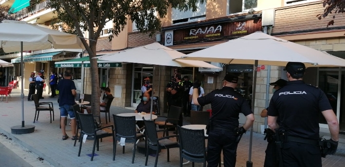 La Policia Local de les Franqueses participa en una operació a cinc establiments del carrer Girona