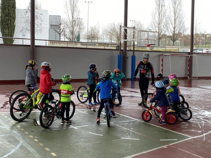 Primer dia d'activitat dels participants de l'Escola Municipal de Ciclisme a la pista annexa del pavelló poliesportiu