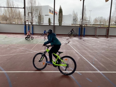 Primer dia d'activitat dels participants de l'Escola Municipal de Ciclisme a la pista annexa del pavelló poliesportiu