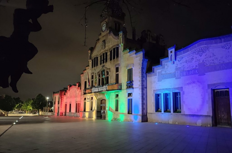 La façana de l'Ajuntament s'il·lumina amb els colors LGTBI