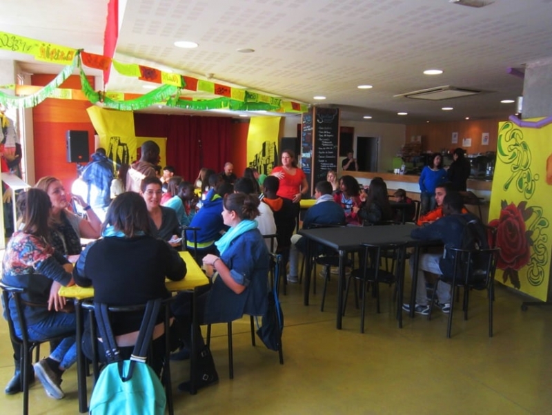 El bar del Centre Cultural de Bellavista en plena inauguració d'Espai Zero