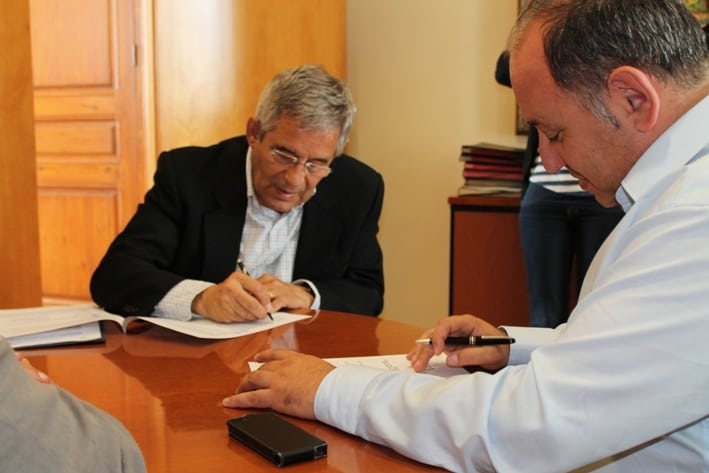 Francesc Figueras (COEIC) i l'alcalde Francesc Colomé en l'acte de signatura